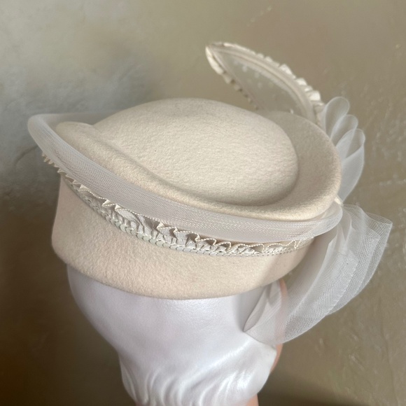 ADORABLE 1970s' IVORY FELT HAT + WHITE MESH, GROSGRAIN & SEQUIN TRIM - Picture 9 of 14